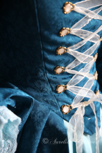 Aurelia Creative barockes Larp Ballkleid in Blau Detailfoto