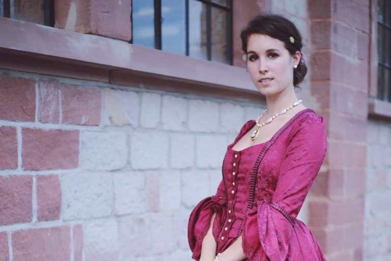 Barockes Ballkleid in Rubin