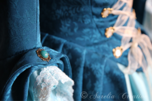 Aurelia Creatives barockes Ballkleid in blau Detailfoto Ärmel