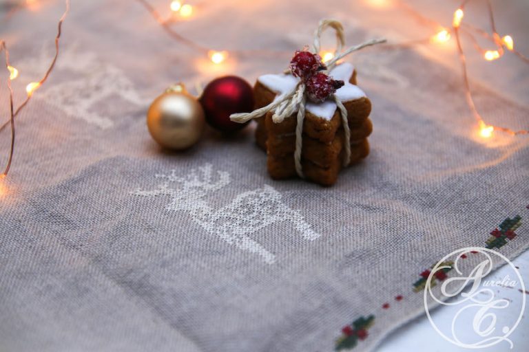 Weihnachtliches Stickmuster für einen Tischläufer