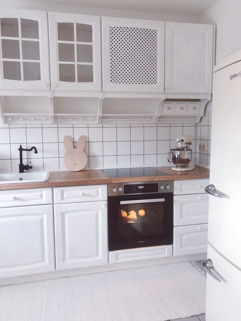 Meine fertige Shabby Chic Küche in eingebautem Zustand. Ein cleaner weißer Vintage Look mit ein paar wenigen Dekoelementen. 