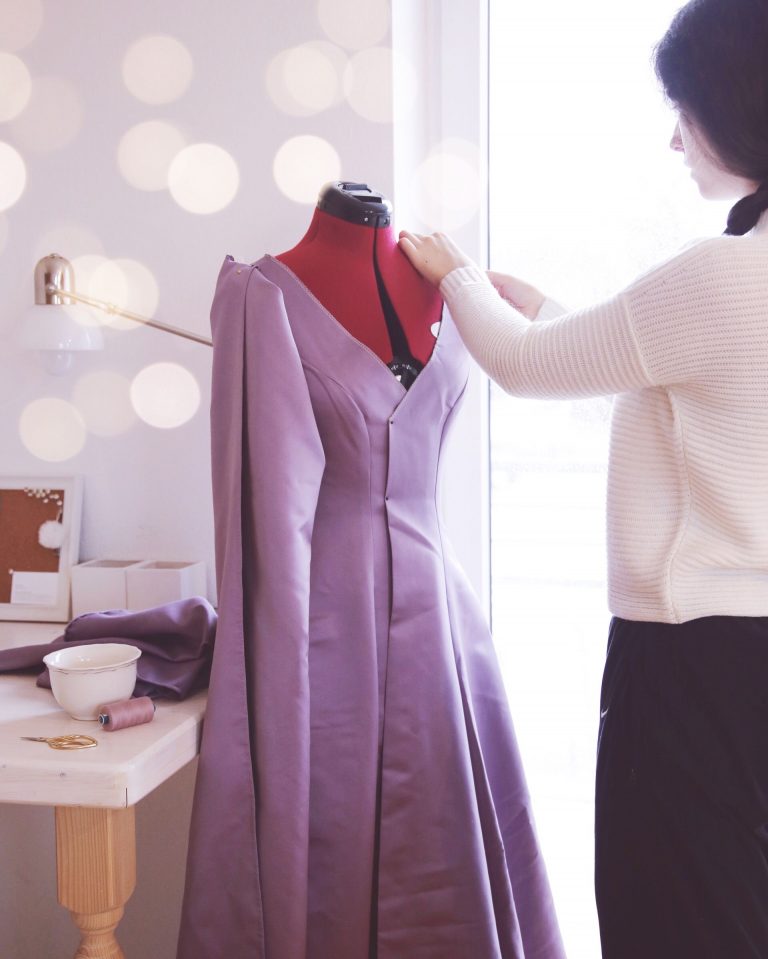 Aurelia Creative steckt die Passform an ihrem Elfen Larp Kleid