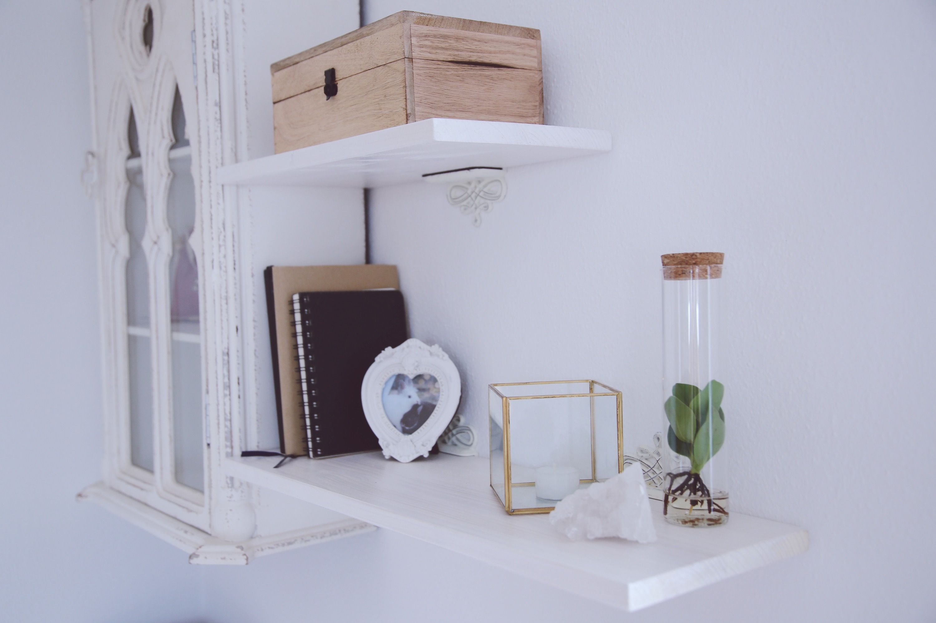Shelfie meines Regals über meinem Schreibtisch mit Deko und einem Bild meiner Kaninchen.