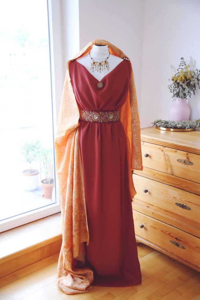 Eine erste Gesamtaufnahme des Orange-Roten Larp-Kleides meiner Priesterin aus dem Larp.