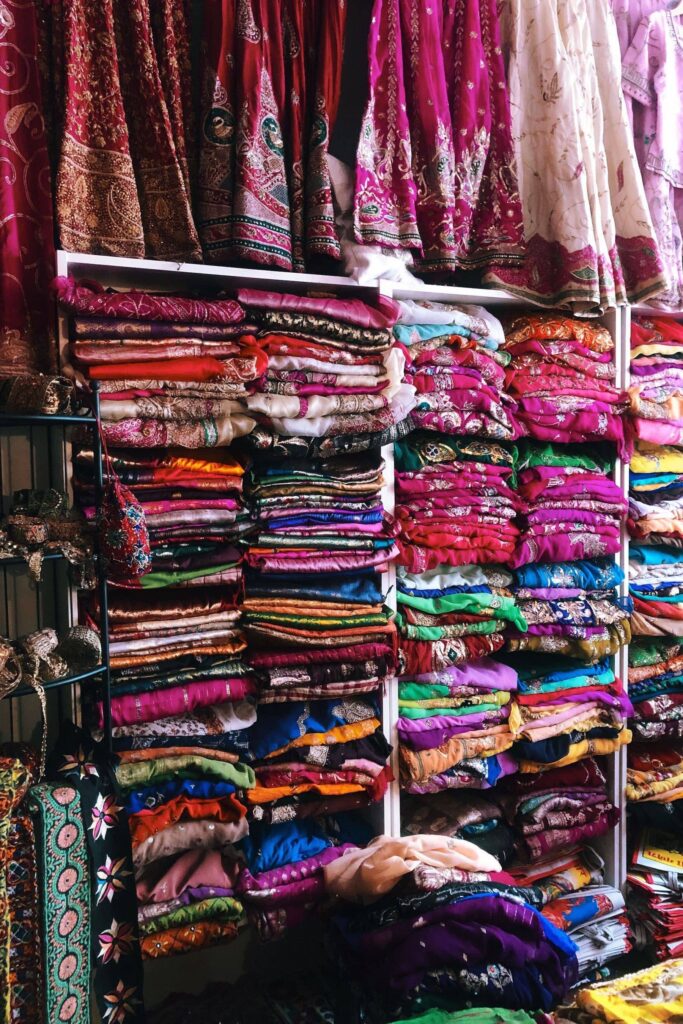 Ein Foto aus dem Sari Emporium München. Die Saris stapeln sich bis unter die Decke. Perfekt für eine Larp-Gewandung.