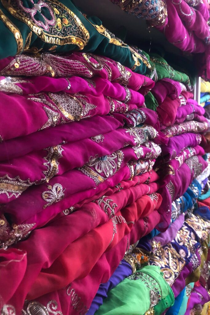Eine Nahaufnahme der Saris aus dem Sari Emporium München. Die bunten Farben und Stickereien sind so faszinierend. Perfekt für eine Larp-Gewandung.