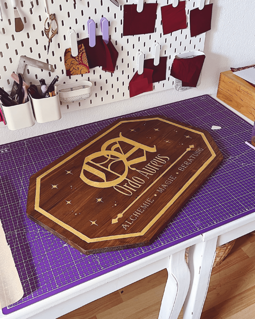 Schild der Larp-Gruppe Ordo Aureus für die Kesselgasse mit Acrylfarbe bemalt,