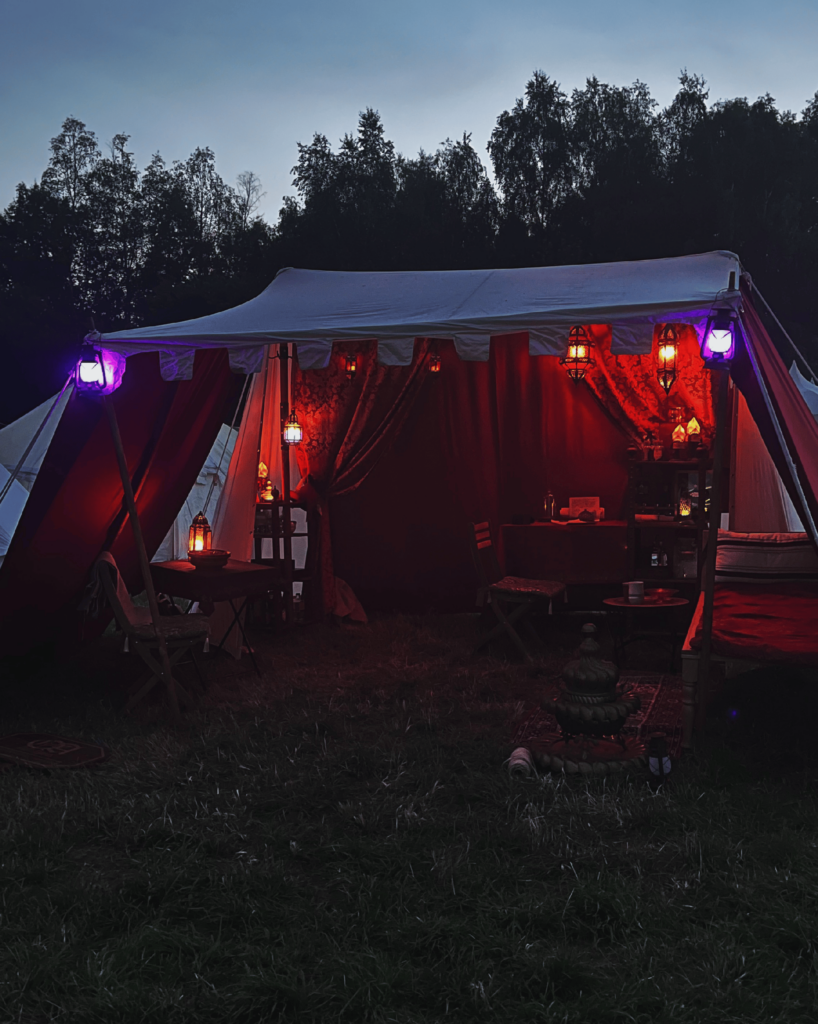 Lager der Larp-Gruppe Ordo Aureus in der Kesselgasse bei Nacht.