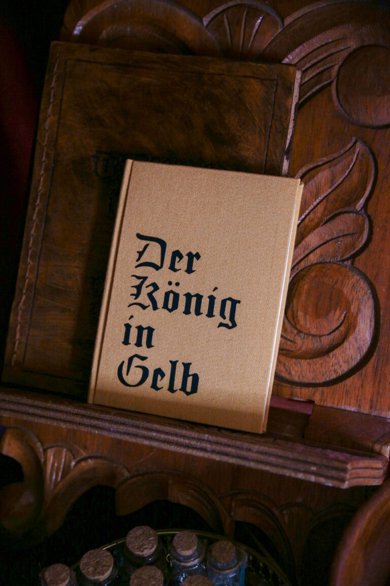 Rhia – König in Gelb Bücher